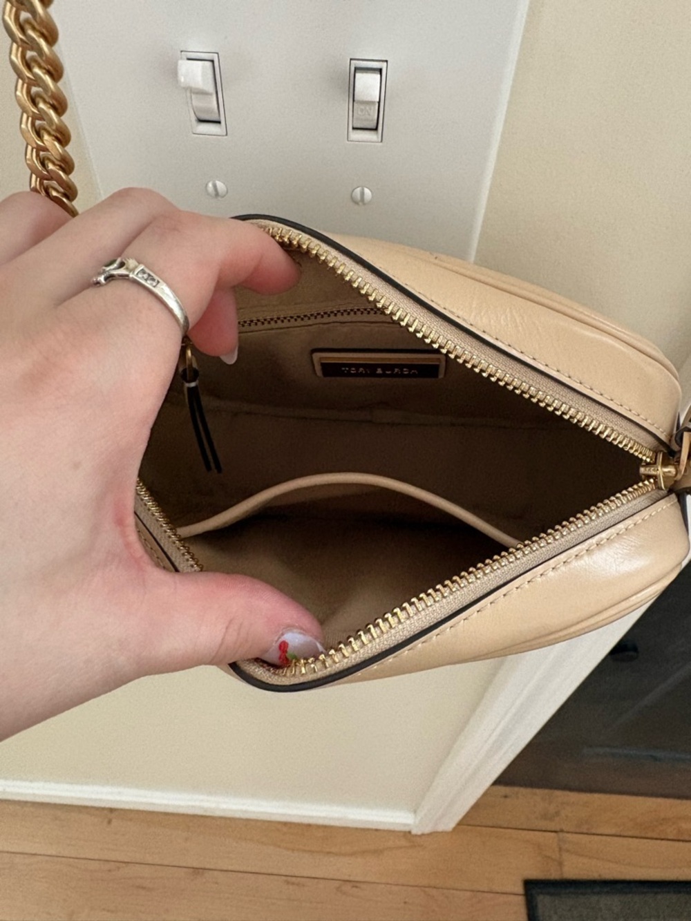 Tory Burch Beige Quilted Crossbody with Gold Chain Strap and Detailing - Picture 4 of 5